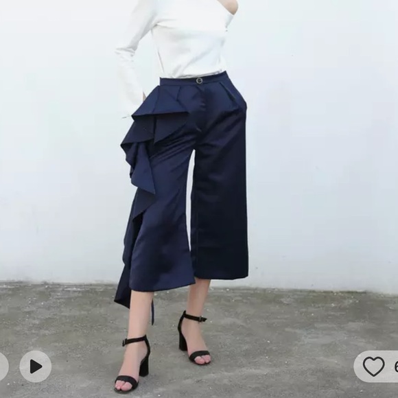 Ruffle pants SOLD MERC - Picture 6 of 6